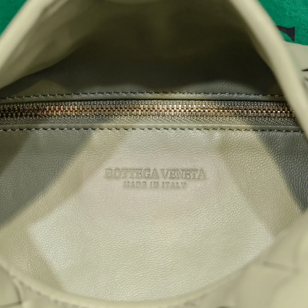 Batch 2160 #Bv New large HOP bag, the bag body and handles are made of a whole piece of woven leather. The bag body is soft and lazy. Hop symbolizes the praise of innovation and eternal craftsmanship [love]. The pyramid silhouette combines practicality and fashion. Modern and casual, the bag mouth is double-sided closed design, more convenient and safe! The cowhide texture also makes the bag more wear-resistant and durable. A must-have for fashionable ladies who like minimalism yet comfortable and casual! Size: 54x24x13, Model: 3970#